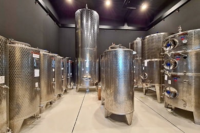 Nerezové tanky (zásobníky) kde je pod ochranným plynem uskladněn olivový olej